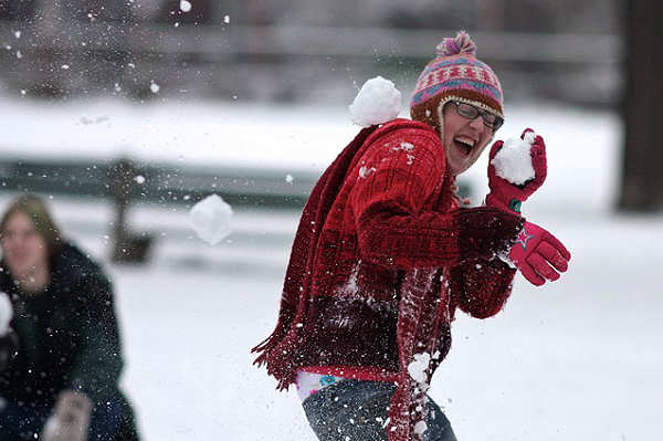 Постройте зимнюю площадку и веселая игра в снежки превратится в настоящее соревнование