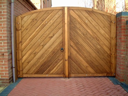 Не стоит забывать, что деревянные ворота требуют определенной защиты и постоянного ухода!