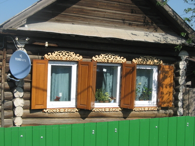 Деревянные ставни на дачный дом классического типа, которые полностью преображают сооружение