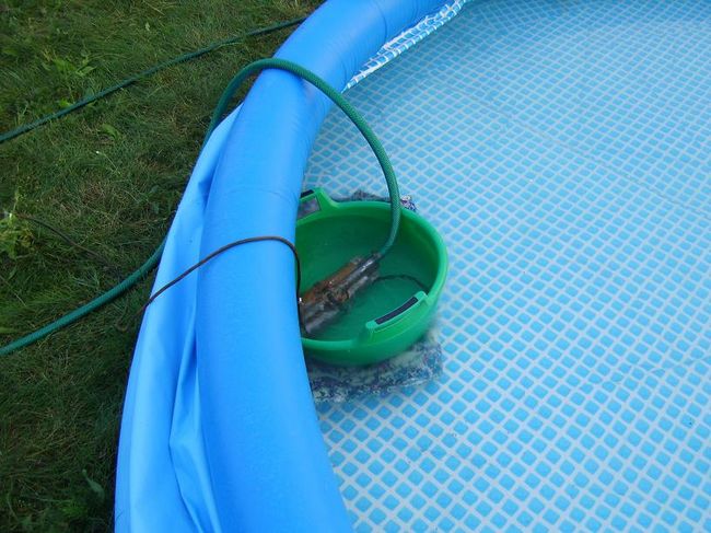 При использовании небольших бассейнов, например каркасных или вообще детских надувных, слив часто происходит просто на огород или в сад
