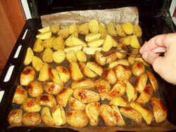 Картофель, запеченный в духовке дольками - это просто, вкусно и сытно
