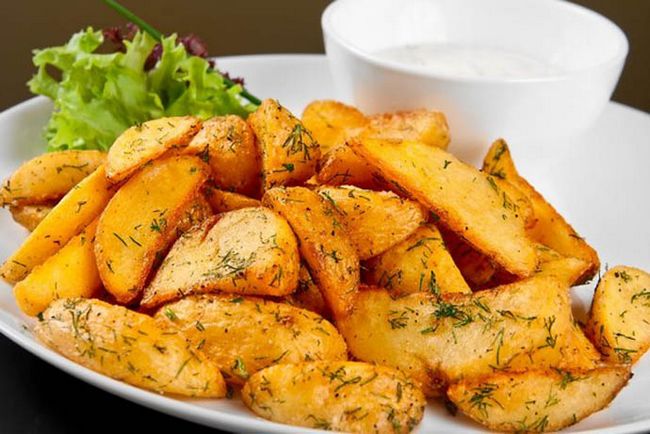 Картофель, запеченный в духовке с зеленью, - это очень универсальное блюдо и простое в своем приготовлении
