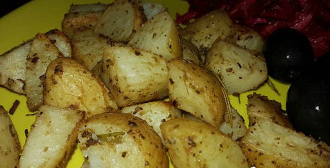 Картофель, запеченный по-португальски, подходит в качестве гарнира к любому мясу и рыбе