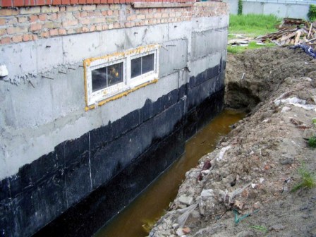 Высокий уровень воды около постройки может нанести вред фундаменту