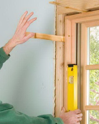 Установите оконные рамы по уровню, примените для крепления деревянные или пластиковые клинья