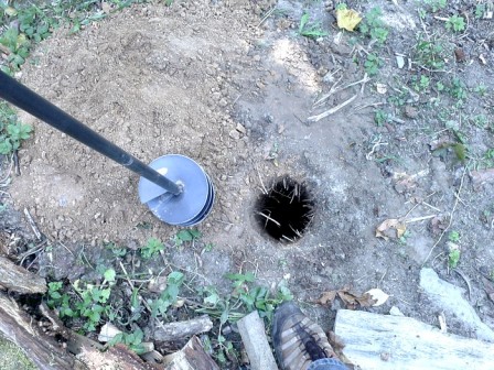Отверстие в земле для установки канализационной трубы для сброса воды