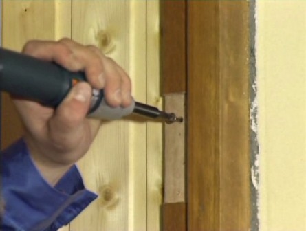 Утепление деревянной двери на даче: снятие коробки и двери, обшивка и установка на место