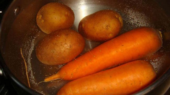 Картофель, морковь, красный болгарский перец варятся отдельно для того, чтобы не появилось смешанных вкусов, а каждый компонент, входящий в состав винегрета, сохранил свою вкусовую индивидуальность