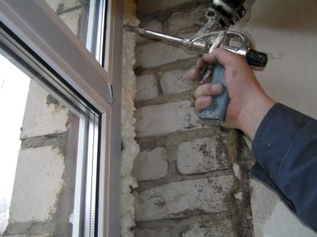 Задувка нового окна на даче монтажной пеной - один из самых главных этапов монтажа