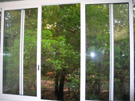 Красивые и практичные раздвижные окна для дачи хорошо подходят для теплого климата