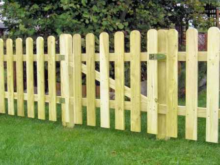 Забор из деревянного штакетника - отличное ограждение для дачи